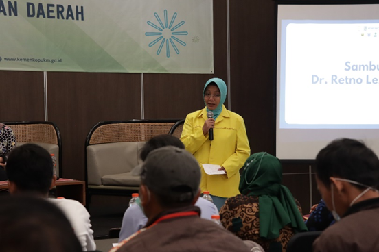 Dr. Retno Lestari, M.Si. memberikan sambutan sekaligus membuka kegiatan workshop pengembangan UMKM Pandeglang (Sumber: Dokumentasi pribadi)