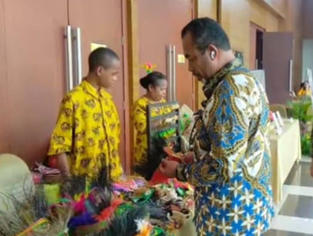 Bupati Raja Ampat, Abdul Faris Umlati, SE, saat membeli salah satu produk UMKM di gedung ACC kabupaten Sorong. Foto ist