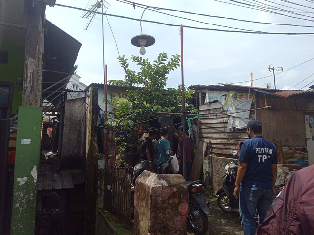 Densus 88 geledah rumah rumah warga yang diduga terlibat bom bunuh diri di Bandung, Senin (12/12).  Foto: Arif Syamsul Ma'arif/kumparan