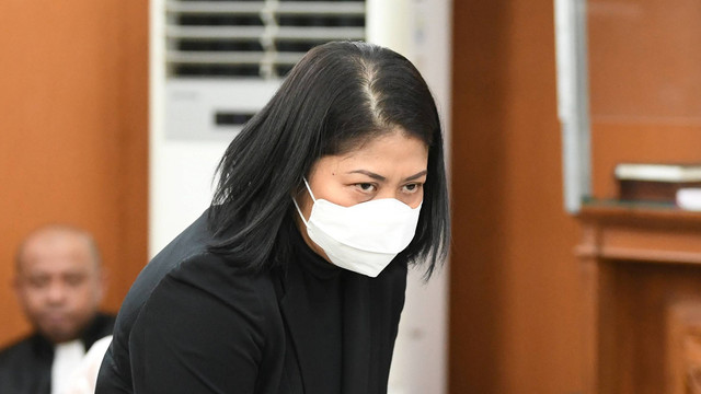 Saksi kasus pembunuhan berencana Brigadir Yosua Putri Candrawathi bersiap menjalani sidang lanjutan dengan terdakwa Richard Eliezer, Ricky Rizal dan Kuat Ma'ruf di PN Jakarta Selatan, Jakarta, Senin (12/12/2022). Foto: Akbar Nugroho Gumay/Antara Foto