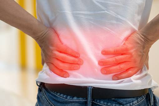 https://www.istockphoto.com/id/foto/tangan-manusia-di-punggungnya-dengan-bintik-merah-sebagai-penderitaan-pada-sakit-gm1347048882-424637642