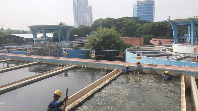 Pembersihan di Instalasi Pengolahan Air Minum (IPA) sebagai langkah perawatan aset (Dokumentasi pribadi)