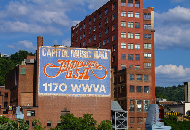 Seseorang atau Perusahaan yang Memasang Reklame Bertujuan untuk, Foto Unsplash Walter Martin