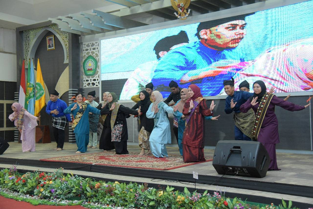 Para mahasiswa UTHM saat mempersembahkan Jogetdance di acara gala dinner dan performance culture sebagai penutupan International Inbound Mobility. Foto/Unisma