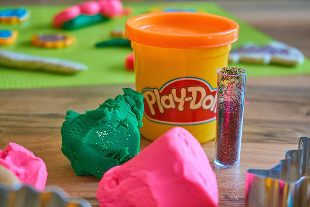 gambar play dough [ dokumen: https://pixabay.com/id/photos/play-doh-adonan-bermain-kreatif-3308885/ ]