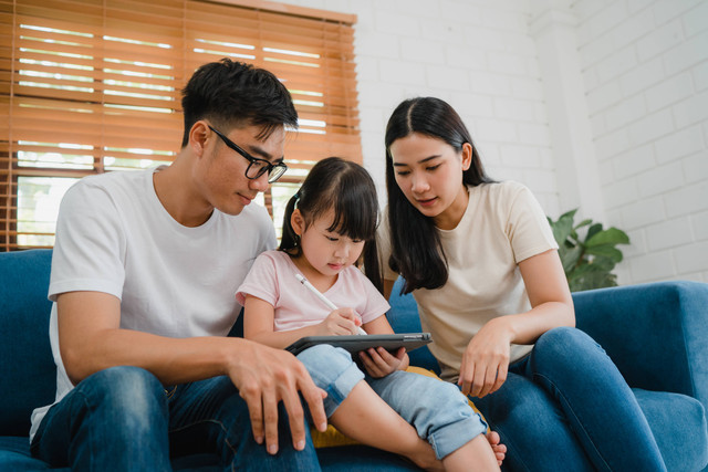 Sumber gambar: freepik.com/tirachardz https://www.freepik.com/free-photo/happy-asian-family-dad-mom-daughter-using-computer-tablet-technology-sitting-sofa-living-room-house_14407645.htm#page=3&query=parents&position=2&from_view=search&track=sph