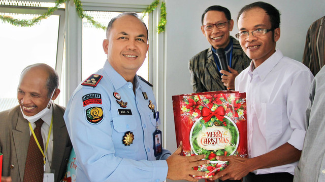 Ade Kusmanto memberikan bingkisan kepada WBP Lapas Bengkulu turur berbagi kasih (docpri)
