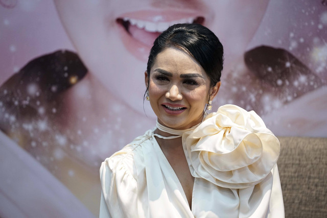 Anak penyanyi Krisdayanti, Amora Lemos saat launching single perdananya di Kawasan Kemang, Jakarta, Senin (12/12/2022). Foto: Agus Apriyanto