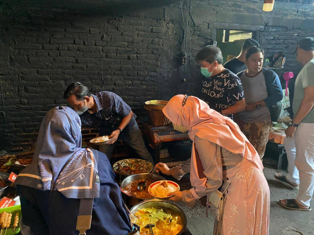 Suasana Dapur di Mangut Lele Mbah Marto (Sumber: Dokumentasi Pribadi)