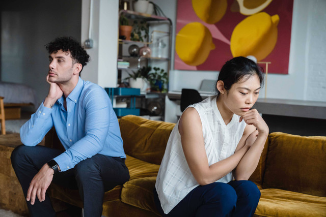 Gaya komunikasi pasif yang cenderung mengalah. Foto : Pexels