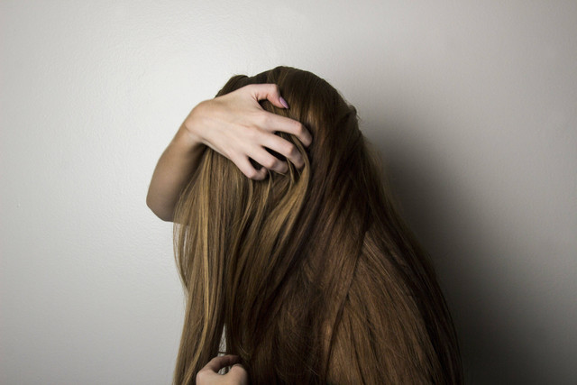 Dermatitis adalah peradangan pada kulit yang banyak ditemukan di bagian kulit kepala. Foto: Pexels.com
