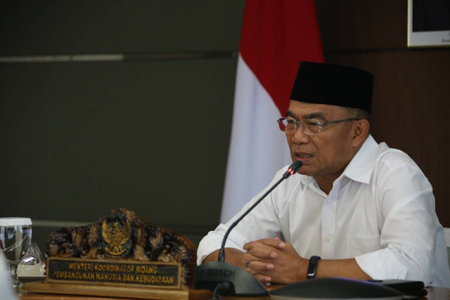 Menko PMK Muhadjir Effendy saat hadiri RTM terkait penanganan gempa Cianjur, Senin (12/12). Foto: Humas Kemenko PMK