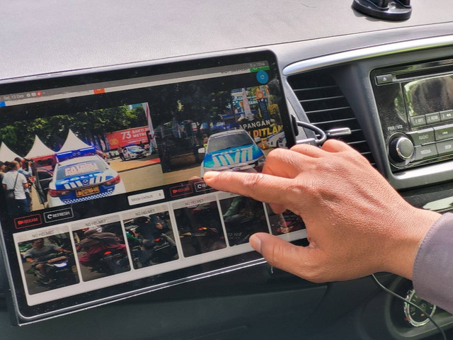 Melihat langsung mobil Polantas sebagai armada ETLE Mobile di Lapangan Presisi Ditlantas Polda Metro Jaya, Selasa (13/12). Foto: Rizki Fajar Novanto/kumparan