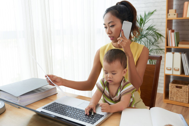 Ilustrasi perempuan multitasking. Foto: Dragon Images/Shutterstock