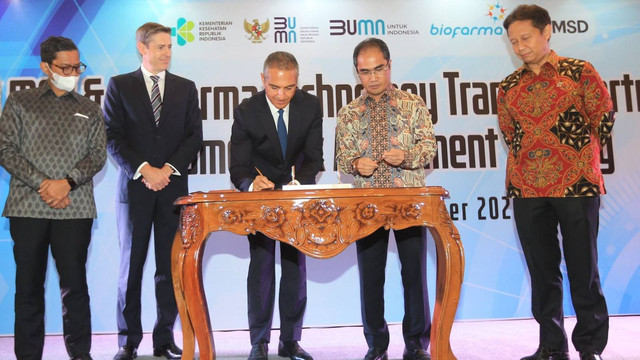 Penandatangan Kerangka Kerja Kemitraan Transfer Teknologi MSD-Bio Farma di Westin Jakarta, Selasa (13/12/2022). Foto: MSD