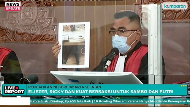 Bukti foto yang diambil Richard Eliezer saat Sambo dan Putri membagikan uang serta handphone. Foto: kumparan