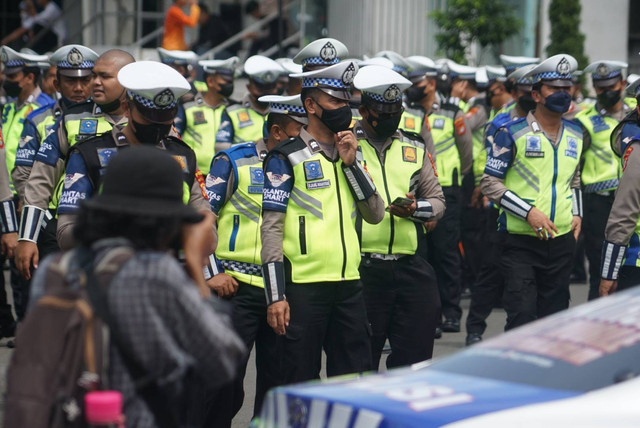 Anggota Dirlantas Polri Berbaris di Lapangan Presisi Polda Metro Jaya, Jakarta, Selasa (13/12). Foto: Iqbal Firdaus/kumparan