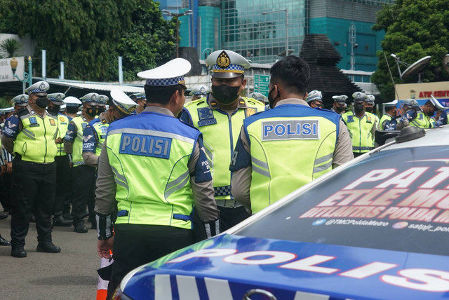 Anggota Dirlantas Polri Berbaris di Lapangan Presisi Polda Metro Jaya, Jakarta, Selasa (13/12). Foto: Iqbal Firdaus/kumparan