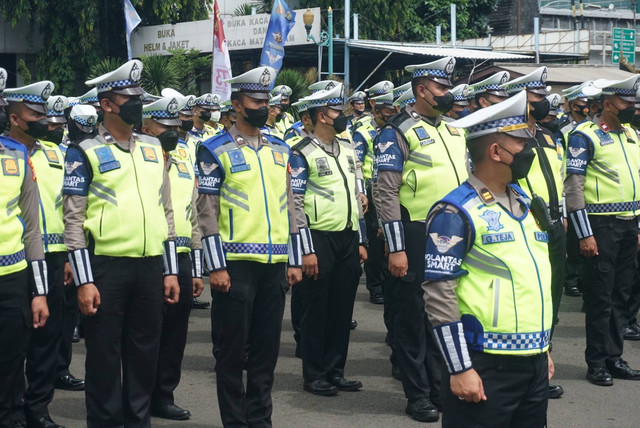 Anggota Dirlantas Polri Berbaris di Lapangan Presisi Polda Metro Jaya, Jakarta, Selasa (13/12). Foto: Iqbal Firdaus/kumparan