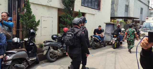 Suasana indekos yang didatangi polisi di Jalan Waas, Kota Bandung pada Selasa (13/12).  Foto: Rachmadi Rasyad/kumparan