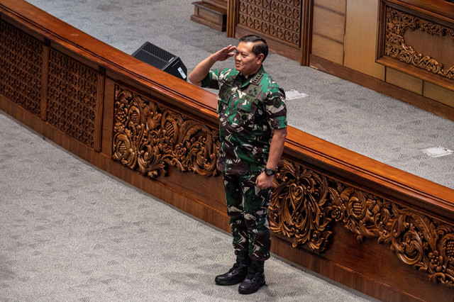 Calon Panglima TNI Laksamana TNI Yudo Margono memberikan hormat kepada anggota DPR dalam Rapat Paripurna Ke-12 Masa Persidangan II Tahun Sidang 2022-2023 di Kompleks Parlemen, Senayan, Jakarta, Selasa (13/12/2022). Foto: Aprillio Akbar/Antara Foto