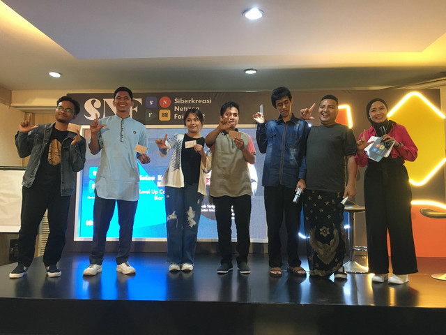 Foto bersama dalam rangkaian workshop Siberkreasi Netizen Fair 2022 bersama Ibob Tarigan, Sumber: Kominfo