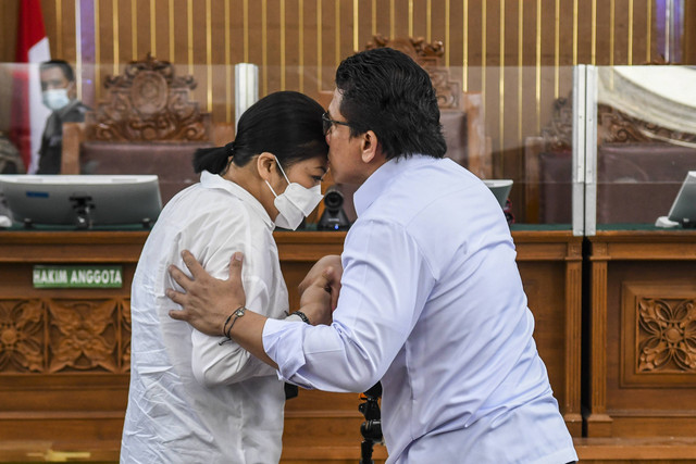 Terdakwa kasus pembunuhan Brigadir Yosua Hutabarat, Ferdy Sambo (kanan) berpelukan dengan istrinya yang juga terdakwa Putri Candrawathi (kiri) saat mengikuti sidang lanjutan di PN Jakarta Selatan, Jakarta, Selasa (13/12/2022). Foto: Galih Pradipta/Antara Foto