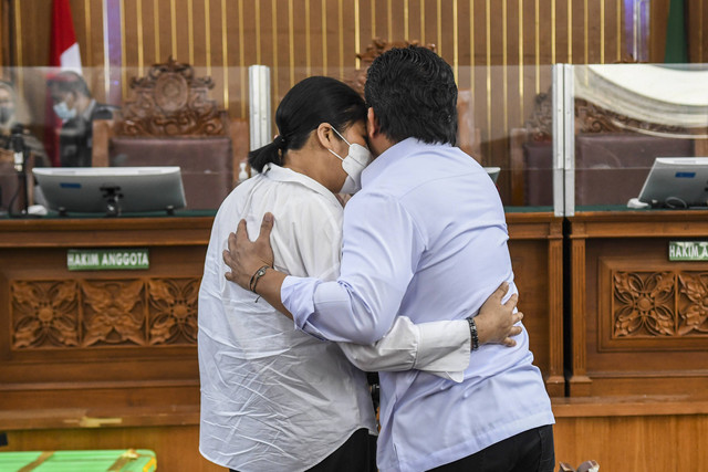 Terdakwa kasus pembunuhan Brigadir Yosua Hutabarat, Ferdy Sambo (kanan) berpelukan dengan istrinya yang juga terdakwa Putri Candrawathi (kiri) saat mengikuti sidang lanjutan di PN Jakarta Selatan, Jakarta, Selasa (13/12/2022). Foto: Galih Pradipta/Antara Foto 