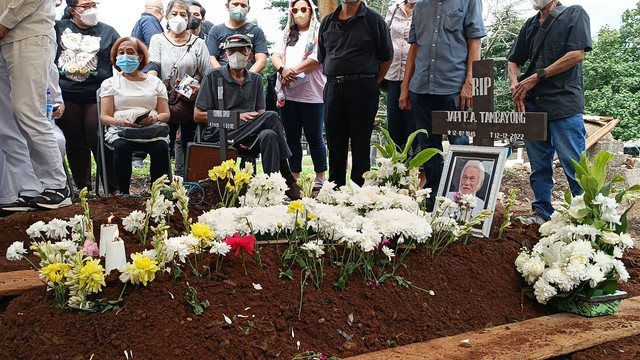 Suasana Pemakaman Remy Sylado, TPU Menteng Pulo, Jakarta Selatan, Selasa (13/12). Foto: Giovanni/kumparan 