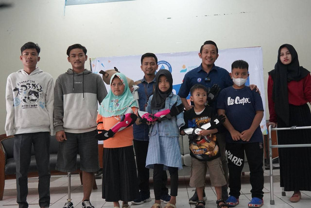 YBM BRILiaN dan Rumah Amal Salman menyalurkan bantuan tangan dan kaki palsu prostetik untuk pelajar yang menyandang disabilitas di GSG Masjid Salman ITB (Selasa, 13 Desember 2022) 