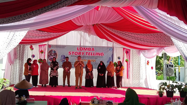 Kepala DISPURSIP Kotawaringin Barat, Rosihan Pribadi membuka kegiatan lomba Story Telling. Foto: DISPURSIP Kobar