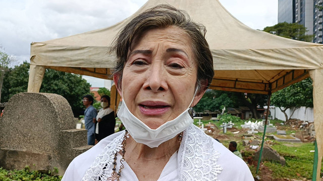 Niniek L Karim, di pemakaman Remy Sylado TPU Menteng Pulo, Jakarta Selatan, Selasa (13/12). Foto: Giovanni/kumparan