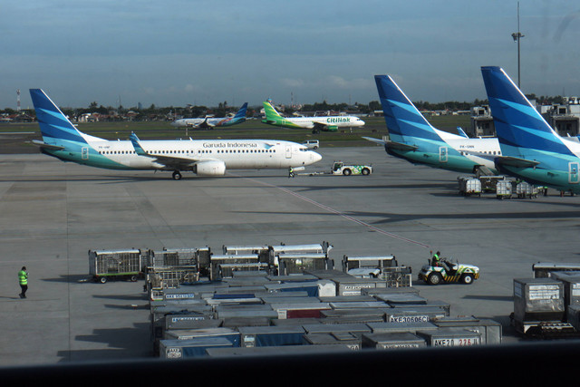 Aktivitas pergerakan pesawat di Bandara Soekarno Hatta, Tangerang, Banten, Selasa (13/12/2022).  Foto: Yulius Satria Wijaya/Antara Foto