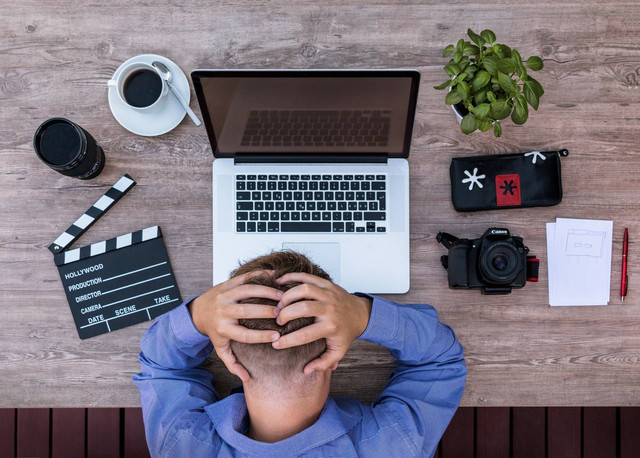 Contoh penderita sakit kepala yang sedang menahan sakit. Foto: pixabay.com