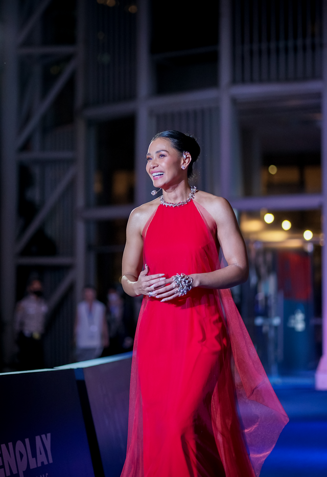 Adinia Wirasti di Gala Premier Mendua. Foto: Dok Disney+