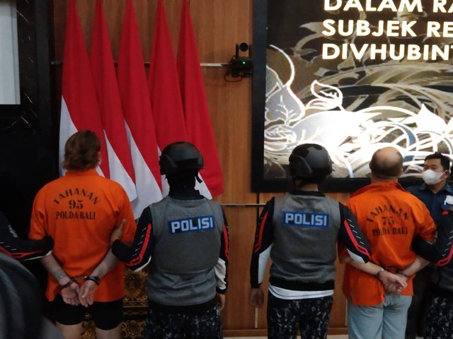 Dua buronan interpol saat berada di Polda Bali - KAD