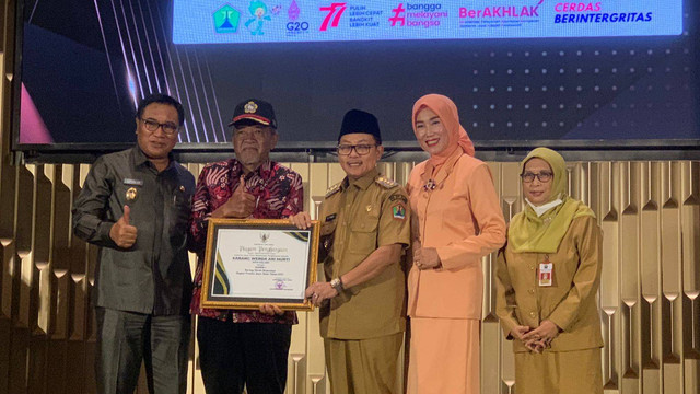 Wali Kota Malang bersama Wakil Wali Kota Malang, Ketua TPP PKK hingga Dinsos Kota Malang saat menyerahkan penghargaan Karang Werda. Foto / Feni Yusni
