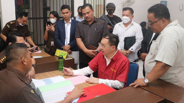 Polisi saat menyerahkan bos judi online Apin BK ke Kejari Medan, Selasa (13/12/2022). Foto: Dok. Istimewa