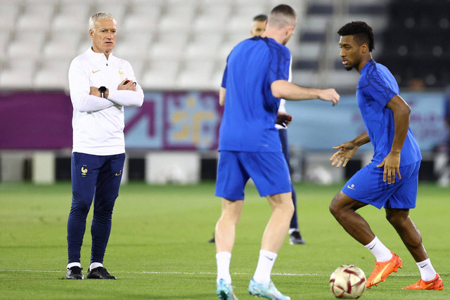 Pemain Timnas Prancis mengikuti latihan jelang laga melawan Maroko pada pertandingan semifinal Piala Dunia 2022 Qatar di Stadion Al Sadd SC, Doha, Qatar. Foto: Ibraheem Al Omari/REUTERS