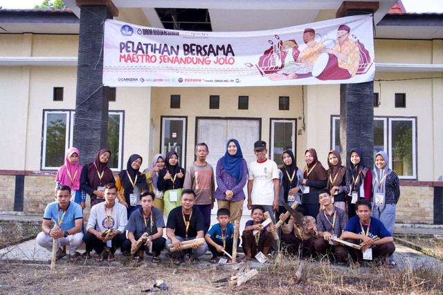 Mutia Lestari Zurhaz, penerima program Dana Indonesiana, bersama para maestro dan anak-anak Kelurahan Tanjung Kumpeng, Kabupaten Muaro Jambi, dalam kegiatan Pelatihan Bersama Maestro. Foto: Dok. Istimewa