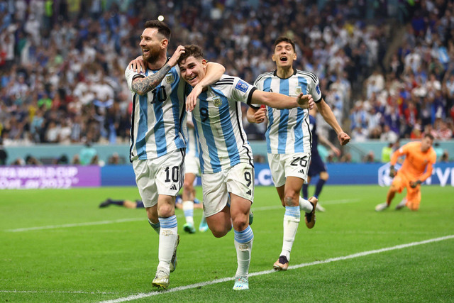 Selebrasi pemain Timnas Argentina Lionel Messi dan Julian Alvarez usai mencetak gol ke gawang Timnas Kroasia pada pertandingan semifinal Piala Dunia 2022 Qatar di Stadion Lusail, Lusail, Qatar.
 Foto: Carl Recine/REUTERS