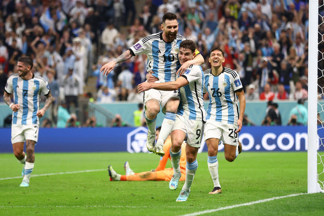 Selebrasi pemain Timnas Argentina usai mencetak gol ke gawang Timnas Kroasia pada pertandingan semifinal Piala Dunia 2022 Qatar di Stadion Lusail, Lusail, Qatar. Foto: Carl Recine/REUTERS