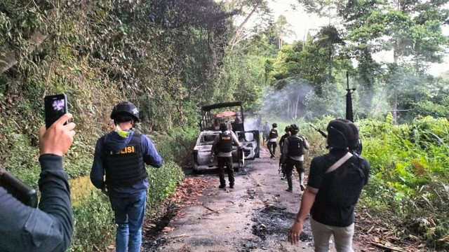 Personel Polres Yapen saat baku tembak di lokasi kejadian. (Foto Polres Yapen)