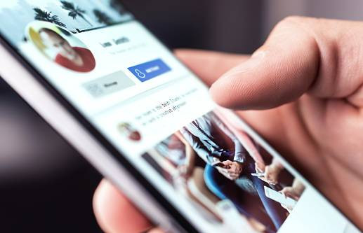Ilustrasi membuka profil Facebook. Foto: Unsplash.com