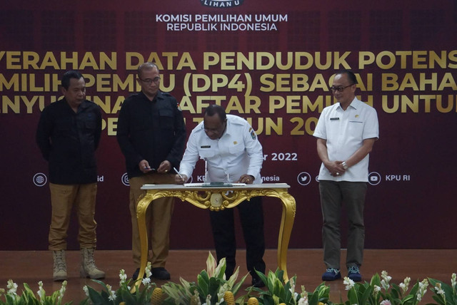 Suasana Penyerahan Data Penduduk Potensial Pemilih Pemilu (DP4) di kantor KPU RI, Menteng, Jakarta pada Rabu (14/12). Foto: Iqbal Firdaus/kumparan