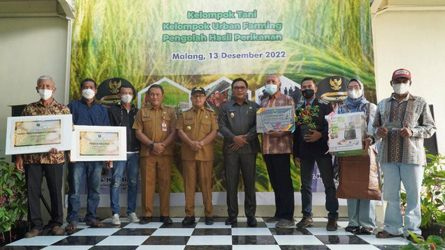 Wali Kota Malang, Sutiaji, bersama Wakil Wali Kota Malang, Sofyan Edi Jarwoko, serahkan bantuan pada kelompok tani. Foto / Pemkot Malang