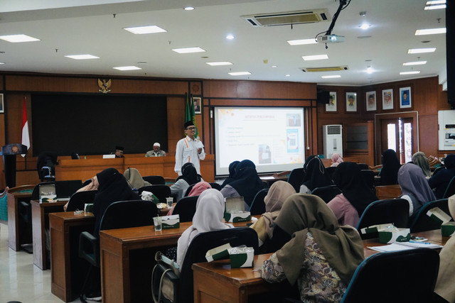 Pemateri sedang menyampaikan mengenai fundrising di LazisMu Gunung Kidul. (Sumber : Dokumentasi panitia)