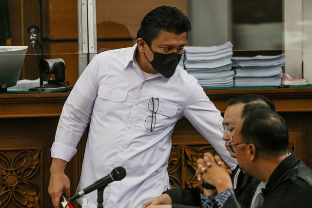 Terdakwa kasus pembunuhan Brigadir Yosua Hutabarat Ferdy Sambo (kiri) mengikuti sidang lanjutan di PN Jakarta Selatan, Jakarta, Rabu (14/12/2022). Foto: Asprilla Dwi Adha/ANTARA FOTO