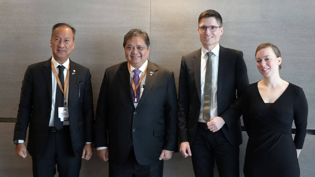 Menko Perekonomian Airlangga Hartarto dan Menteri Perindustrian Agus Gumiwang bertemu dengan Vice President FESI Manuel Pauser dan NIKE Government Affairs International Trade & Customs EMEA Ingrid van Laerhoven di Brussels, Rabu (13/12/2022). Foto: Dok. Kemenko Perekonomian