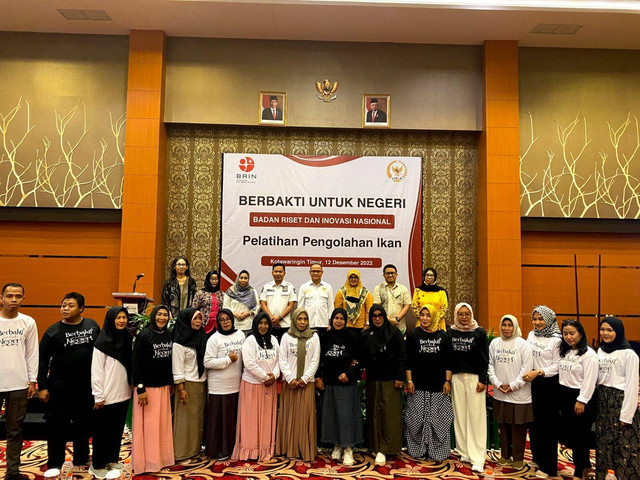 Pelatihan pengolahan ikan yang diselenggarakan Komisi VII DPR RI bersama BRIN. Foto: IST/InfoPBUN